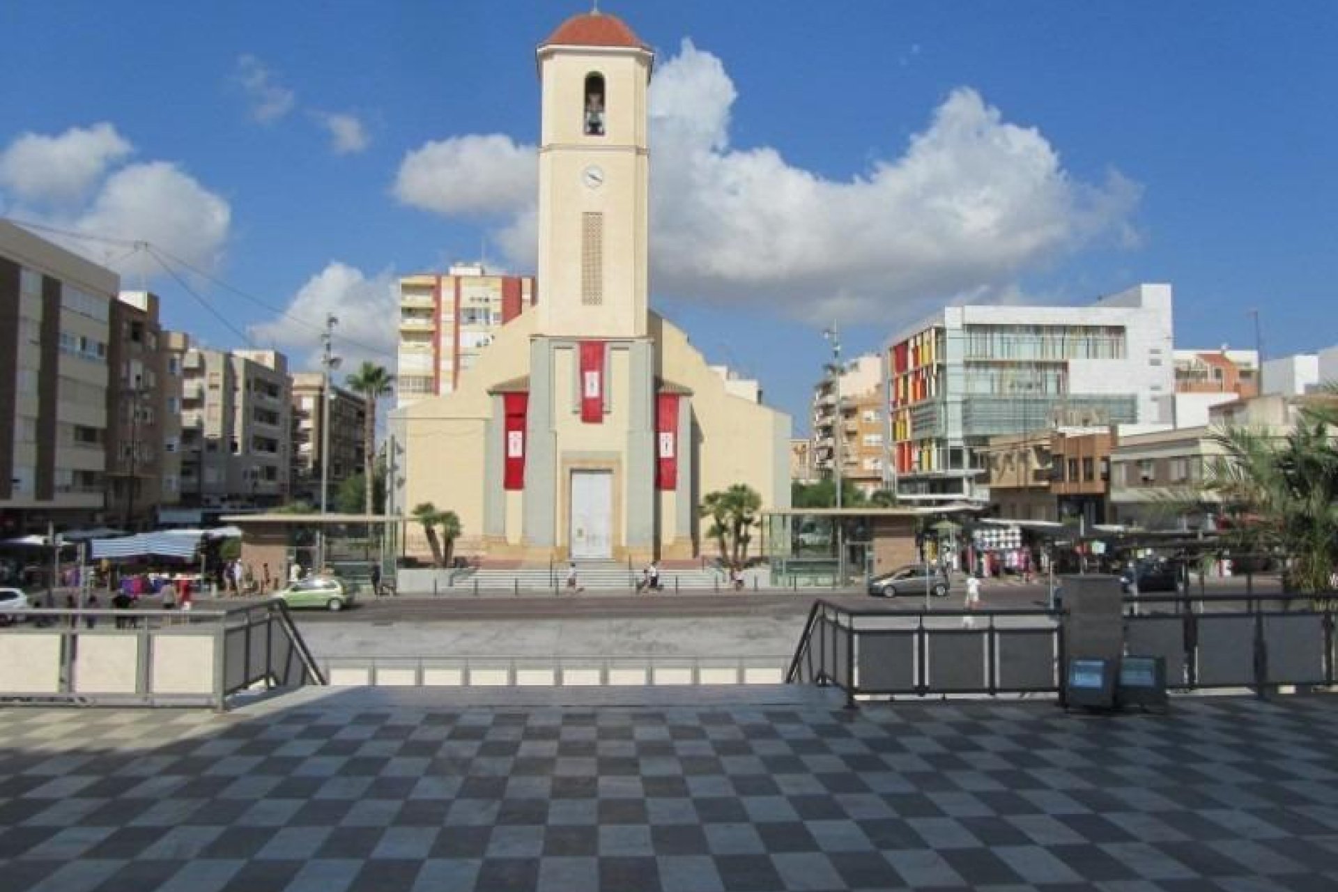 Nowy budynek - Daszek -
Guardamar del Segura - Pueblo