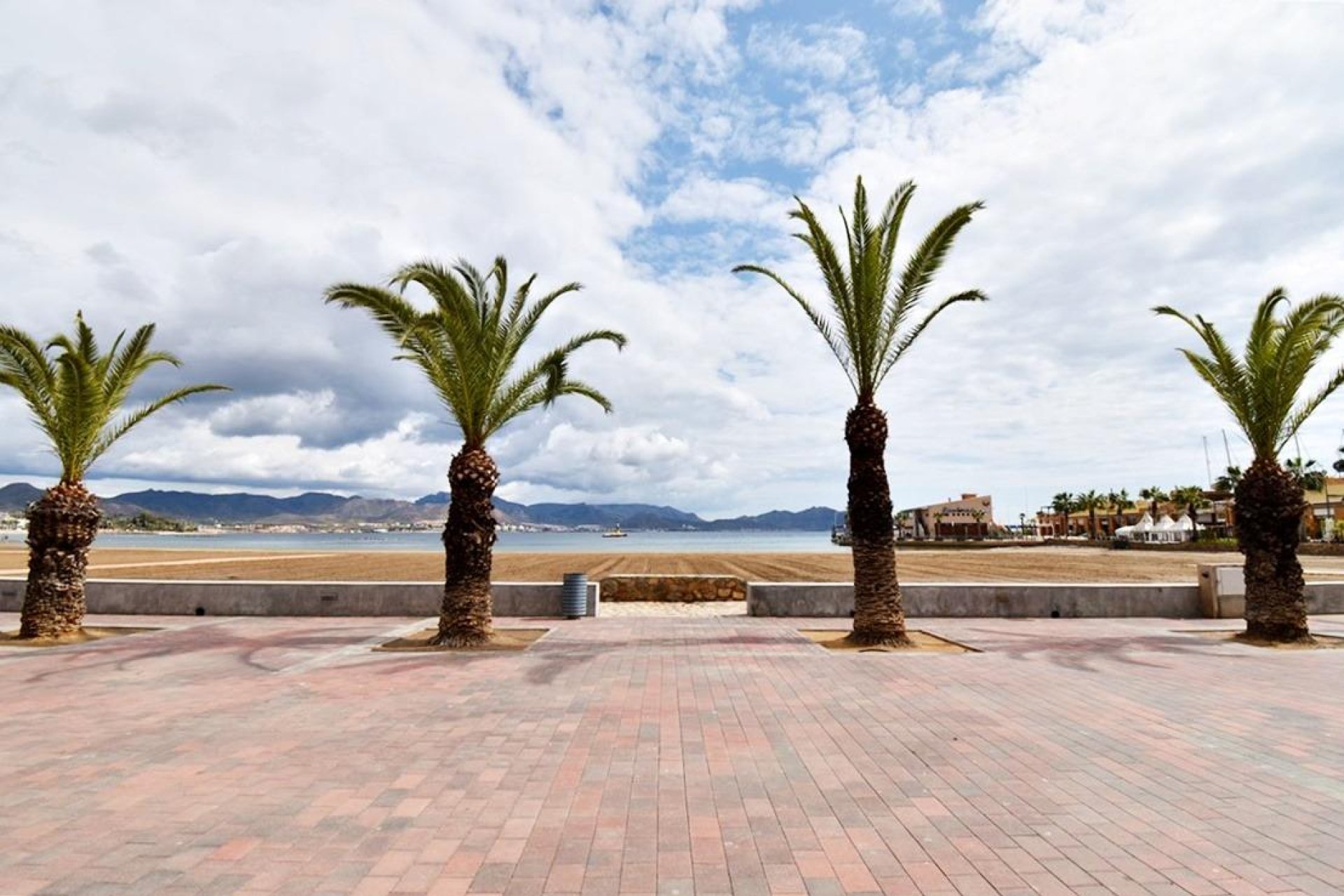 Nowy budynek - Daszek -
Puerto de Mazarron - Playa del Puerto