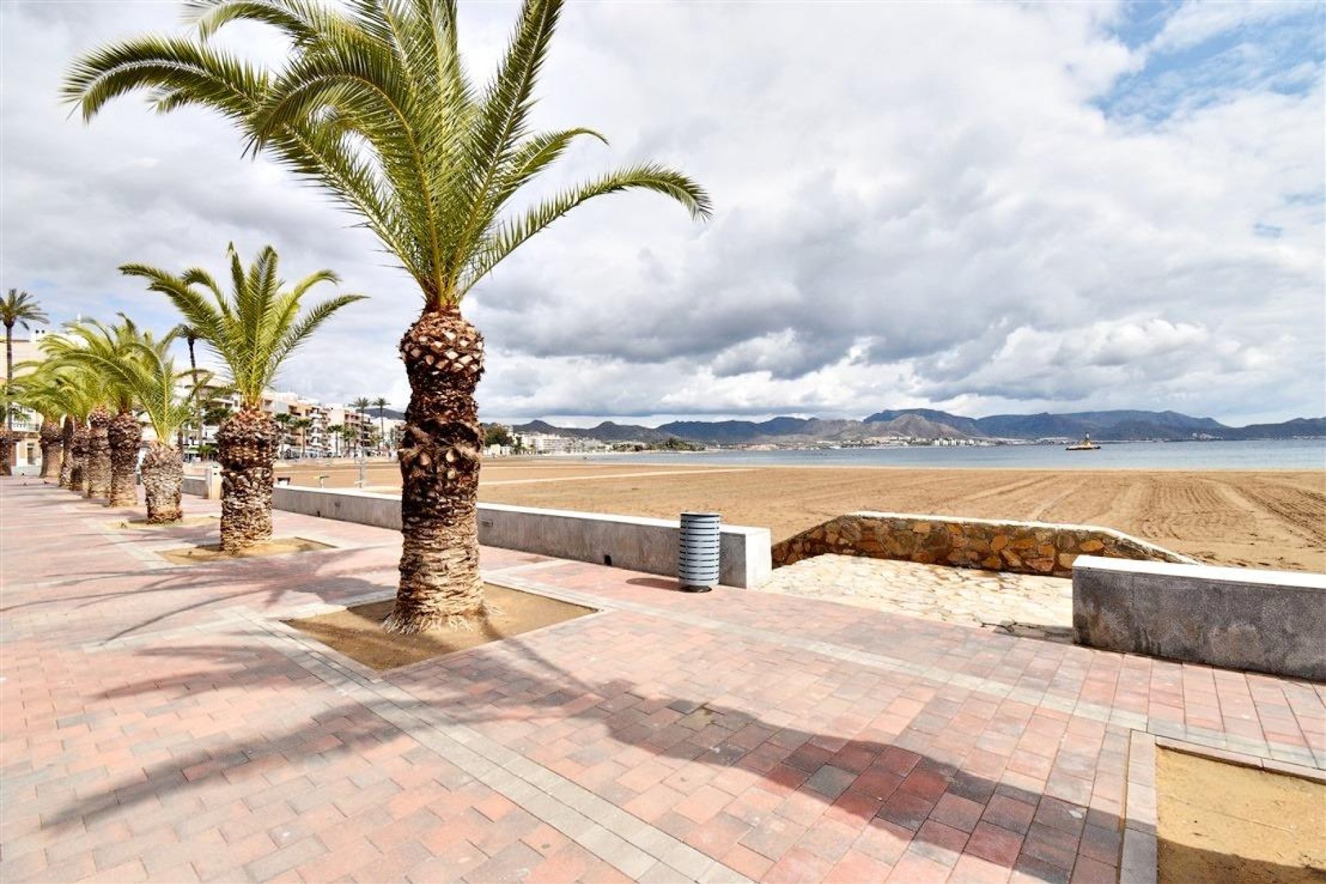 Nowy budynek - Daszek -
Puerto de Mazarron - Playa del Puerto