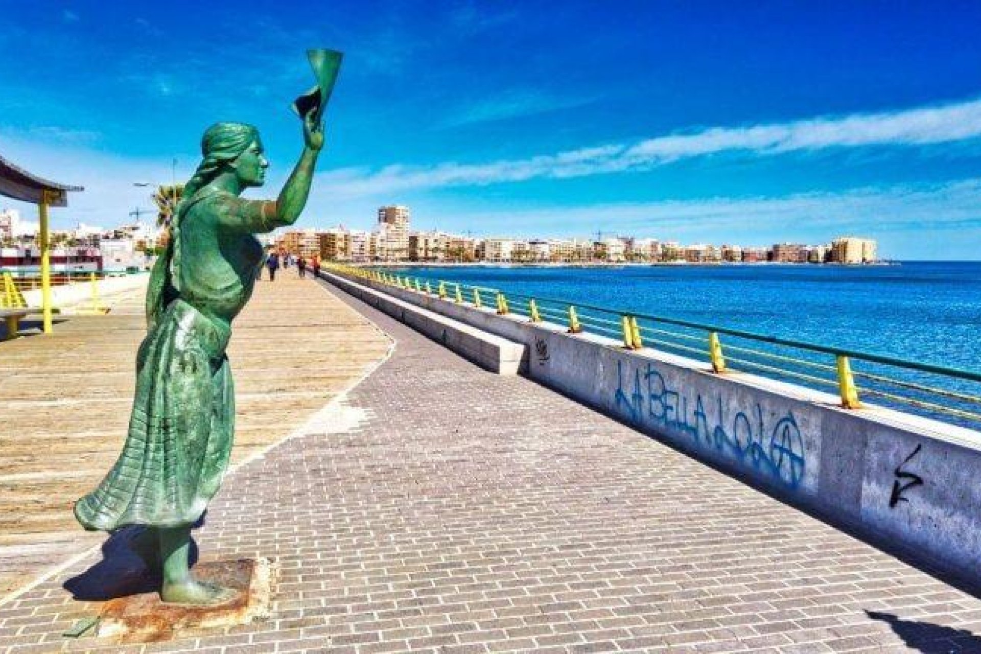 Nowy budynek - Daszek -
Torrevieja - Playa de los Locos