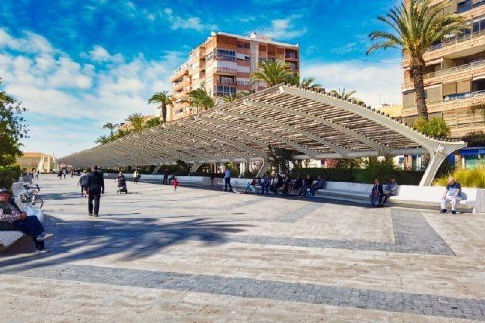 Nowy budynek - Daszek -
Torrevieja - Playa de los Locos
