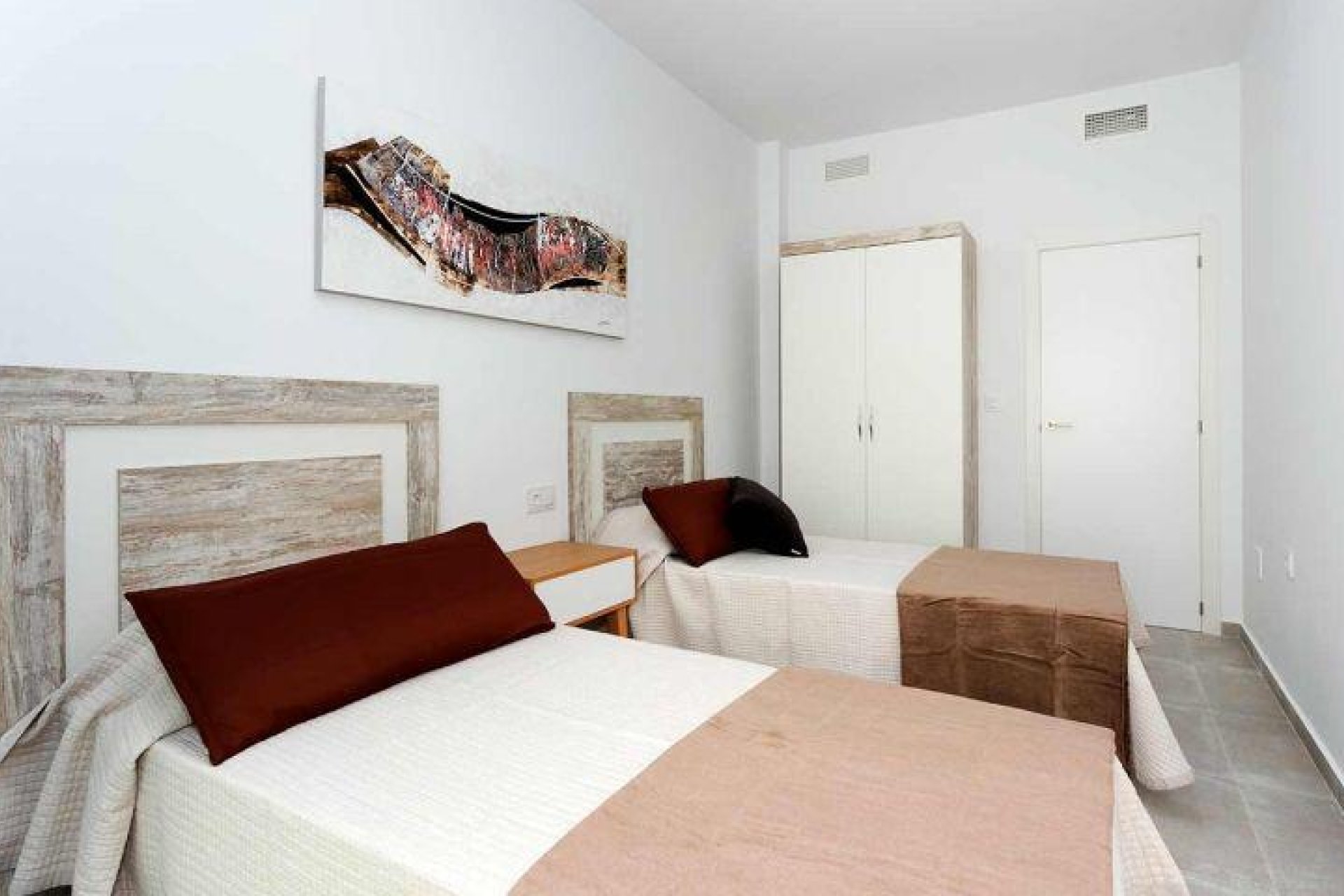 Nowy budynek - Quad House -
Daya Nueva - Centro