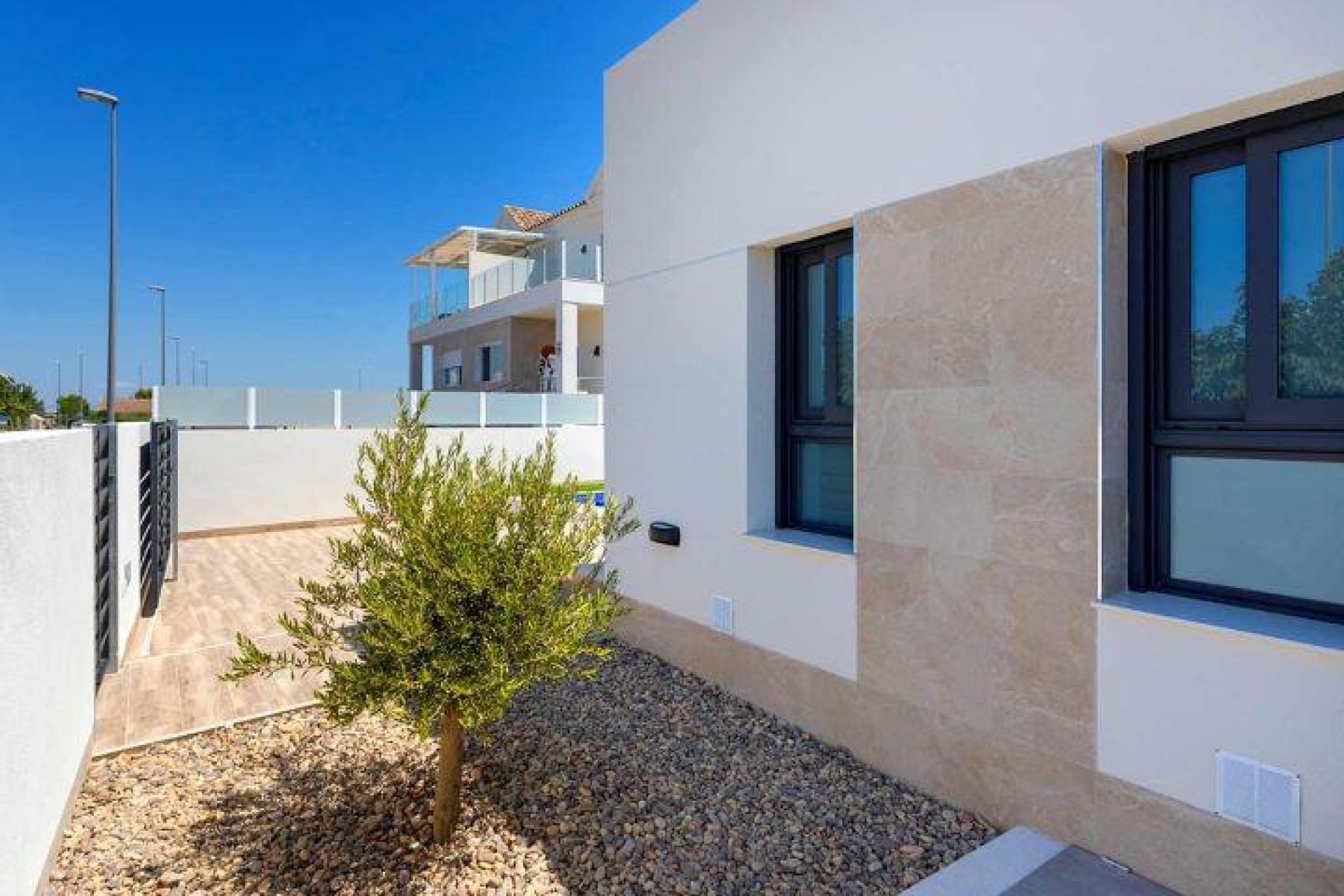 Nowy budynek - Quad House -
Daya Nueva - Centro