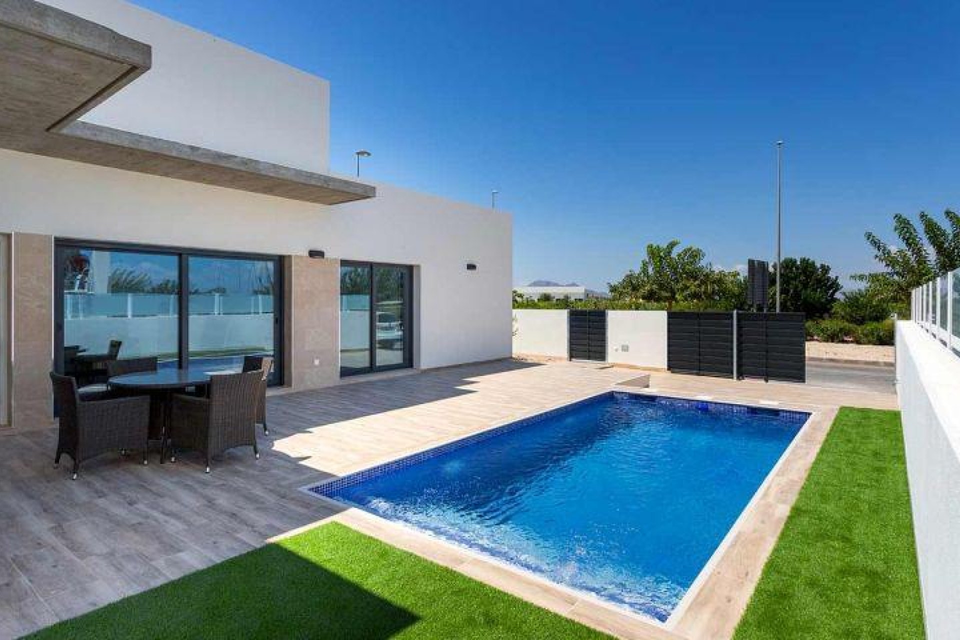 Nowy budynek - Quad House -
Daya Nueva - Centro