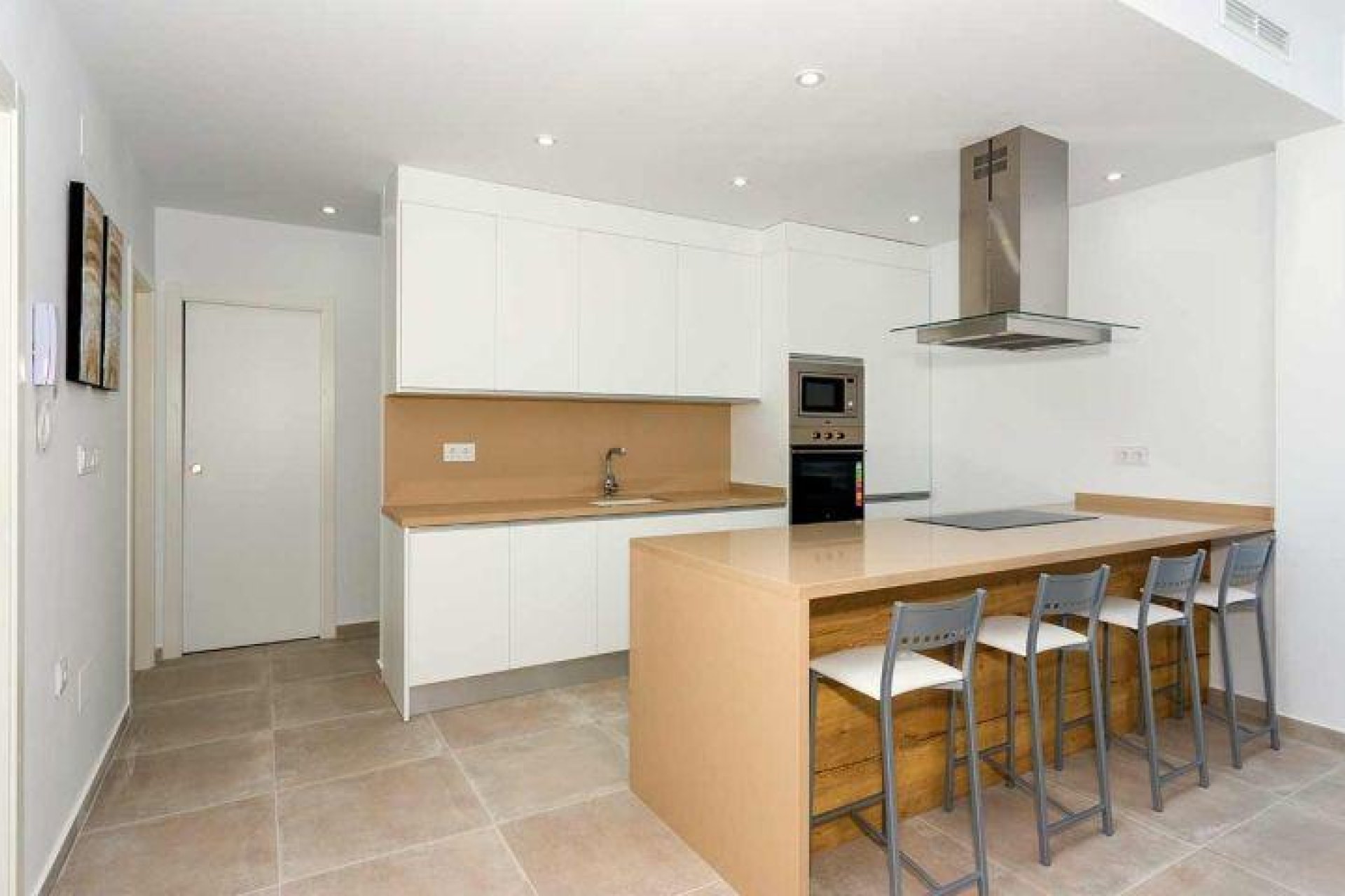 Nowy budynek - Quad House -
Daya Nueva - Centro