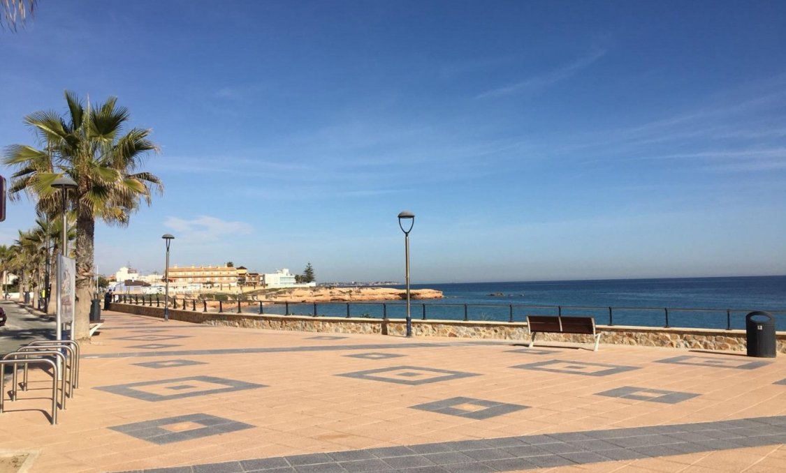 Nowy budynek - villa -
Pilar de la Horadada - pueblo